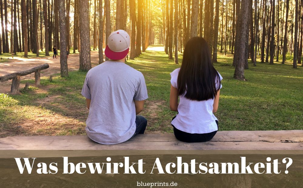 Frau und Mann sitzen auf einer Bank im Wald