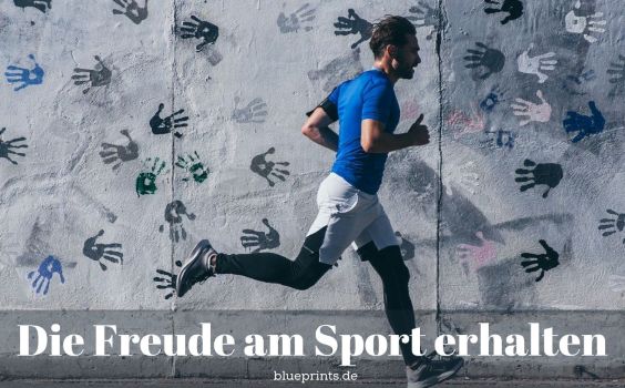 Ein Mann läuft mit Freude.