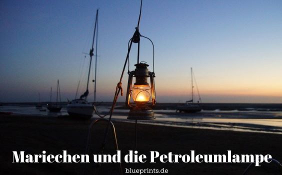 Eine Petroliumlampe leuchtet am Strand